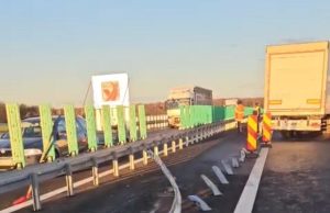 a332aaf3 5a34 4a42 9837 320dd8fa94e8 - Accident pe DEx 12! Un tir încărcat cu sucuri a intrat în parapetul median