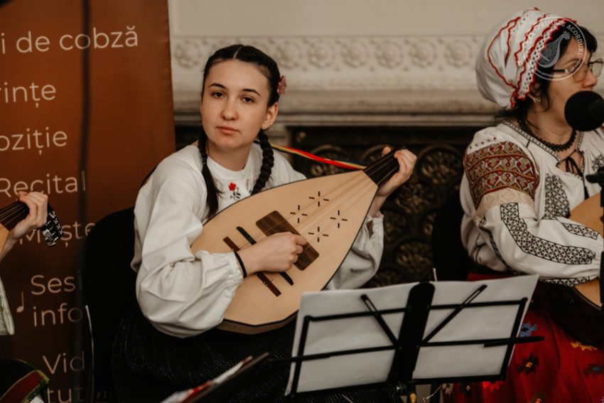 Mândrii de tradiția noastră! Cobza intră oficial în patrimoniul UNESCO! 4 Sursă foto: Minsiterul Culturii.