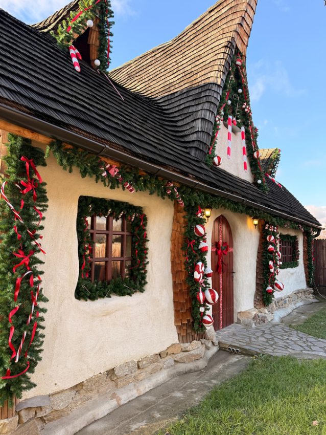 (VIDEO) Nu mai da o gălăgie de bani ca să ajungi în Laponia! S-a deschis căsuța lui Moș Crăciun în Argeș! 4 Sursă video și foto: Fb Parcul de distractii Colinele Argeșului.