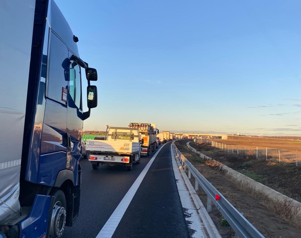 Accident pe DEx 12! Un tir încărcat cu sucuri a intrat în parapetul median 1 f96fa8f0 0329 4864 abf2 dbbc94b27fbf - Accident pe DEx 12! Un tir încărcat cu sucuri a intrat în parapetul median