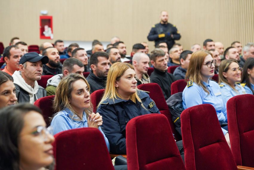 Spectacol susținut de „Doina Argeșului” pentru persoanele private de libertate de la Penitenciarul Găești 4 spectacol la penitenciar Gaești