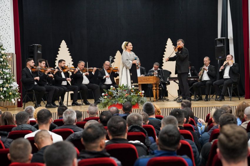 Spectacol susținut de „Doina Argeșului” pentru persoanele private de libertate de la Penitenciarul Găești 1 spectacol la penitenciar Gaești