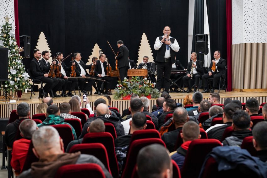 Spectacol susținut de „Doina Argeșului” pentru persoanele private de libertate de la Penitenciarul Găești 2 spectacol la penitenciar Gaești