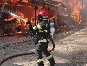 incendiu pompieri flacari isu crisana 23062025 1 - Incendiu într-o gospodărie din Mărăcineni! Anexă distrusă de flăcări