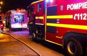 cats - O șoferiță a intrat cu mașina în parapet, la Mioveni, iar la Micești un autoturism a lovit un contor de gaz