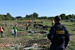 597949042 869853182681365 8717405687107348915 n - Aveți de spart lemne, de săpat sau de făcut alte activități gospodărești? Deținuții de la Penitenciarul Mioveni vă ajută