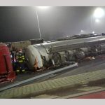 O autocisternă încărcată cu amoniac s-a răsturnat pe DN 5 11 Untitled Project 10 - O autocisternă încărcată cu amoniac s-a răsturnat pe DN 5