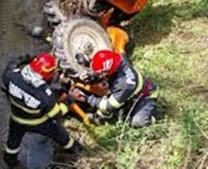 images - Incident grav în Călinești! Persoană prinsă sub un tractor