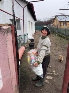 597824473 1178079181176094 460518380617210617 n - Pachete cu produse alimentare distribuite familiilor cu copii și persoanelor defavorizate din Costești