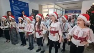 Elevii de la Școala „Ion Minulescu” au colindat Spitalul Județean Pitești! 1 Sursă foto: FB Spitalul Județean de Urgenta Pitesti