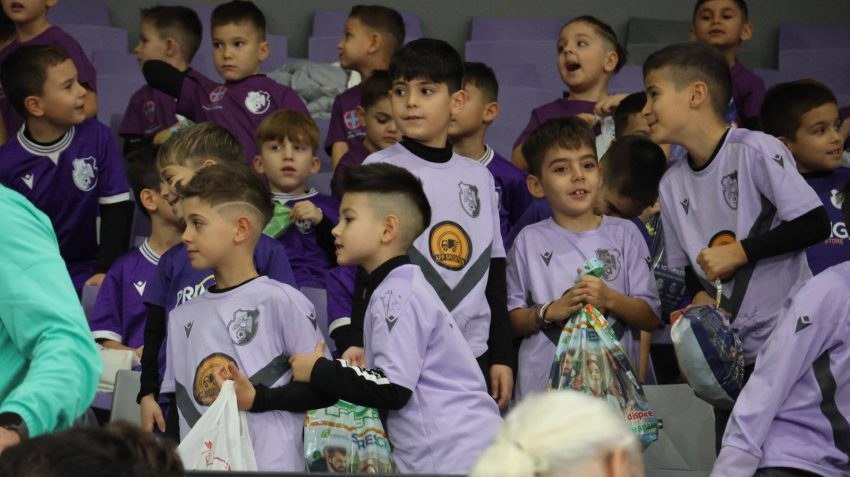 588812326 1472489854881160 6448989509230307762 n - Daruri pentru micuții sportivi legitimați la FC Argeș