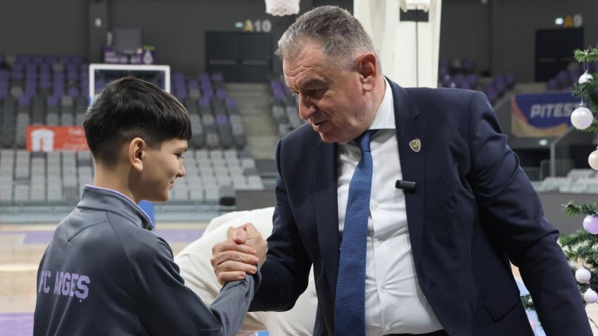 Daruri pentru micuții sportivi legitimați la FC Argeș 4 602020751 1472489751547837 7695283885062100092 n - Daruri pentru micuții sportivi legitimați la FC Argeș