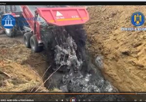 CUM să faci așa ceva? Descinderi cu mascați în Argeș: deșeuri animale aruncate direct în albia unui pârâu 2 Sursă foto: screenshot video