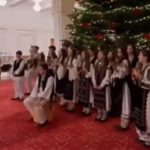 poze sbo colindfatori - (Video) Copiii din Grupul „Topologul” au adus colindul la Palatul Parlamentului