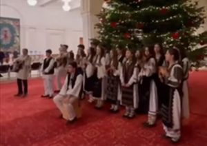 poze sbo colindfatori - (Video) Copiii din Grupul „Topologul” au adus colindul la Palatul Parlamentului