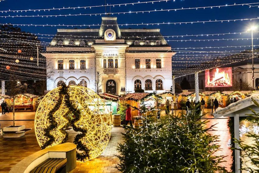 centru pitesti targ de craciun1 - Aduc tradițiile la viață în centrul Piteștiului. Parada alaiurilor de colindători, pe traseul Piața „Vasile Milea” – Piața Primăriei