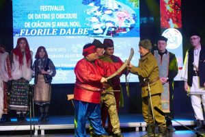 colindatori centru pitesti - Crăciunul din inima Piteștiului: un spectacol cu artiști și un cor impresionant de voci