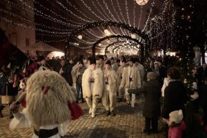 colindatori centru pitesti deschidere - Crăciunul din inima Piteștiului: un spectacol cu artiști și un cor impresionant de voci