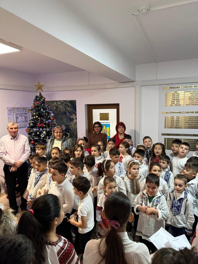 600913774 2479824855745301 117744781953474191 n - Colinde tradiționale și zâmbete la Primăria Bradu