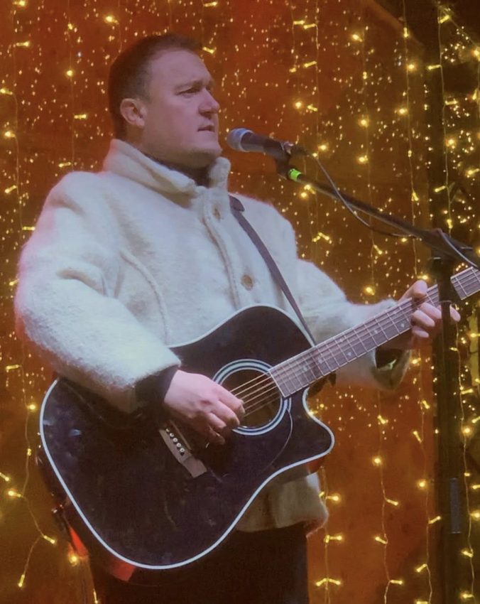 Colinde și atmosferă de sărbătoare marți la Hush, alături de GINO 2 Gino