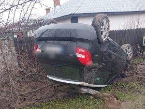 aeb2c274 4009 4542 b60a e82b87b91099 - Accident în Costești! Mașină răsturnată