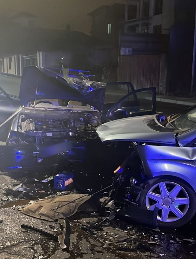 a91c05da 0089 4a08 8c81 436cb94d6d77 - Accident grav în Pitești! Două autoturisme s-au lovit frontal!