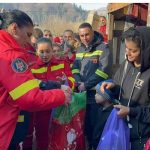 cats - Pompierii argeșeni-ajutoarele lui Moș Crăciun!