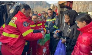 cats - Pompierii argeșeni-ajutoarele lui Moș Crăciun!