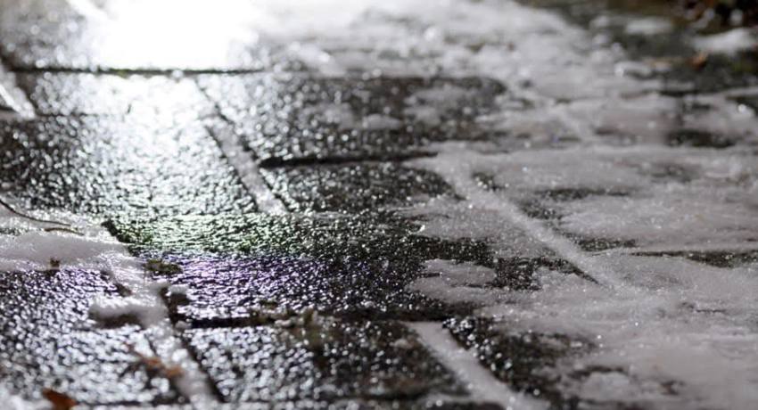 trotuar material antiderapant nisip si sare 2 - Ninsorile iau autoritățile prin surprindere? Cum s-a pregătit Piteștiul pentru deszăpezire