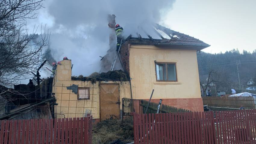 Locuință din comuna Stoenești cuprinsă de flăcări 1 incendiu casa locuinta Arges