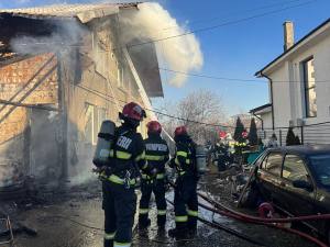 54d80e5d 6b3e 4819 bbab 9afd4a9b3853 - Incendiu puternic în Bradu! Arde o casă