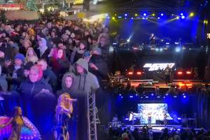 ae964466 9feb 4019 af49 c6d72dc2c04b - (VIDEO) Revelionul la Pitești! Mii de oameni au petrecut în Piața Primăriei