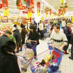 cumparaturi de craciun02 - Sărbătorile din 2025: românii au cheltuit mai mult… dar mai calculat