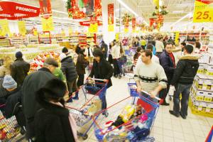 cumparaturi de craciun02 - Sărbătorile din 2025: românii au cheltuit mai mult… dar mai calculat
