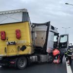 Accident cu victimă pe A1! Un TIR a intrat în parapet 10 611227657 1181445420743683 3398476671937331973 n - Accident cu victimă pe A1! Un TIR a intrat în parapet