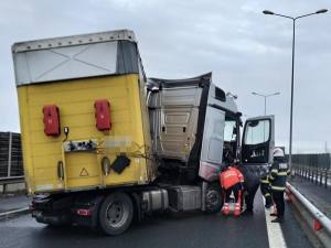 611227657 1181445420743683 3398476671937331973 n - Accident cu victimă pe A1! Un TIR a intrat în parapet