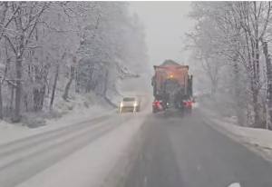 cats 1 - Atenție, șoferi! Se circulă în condiții de iarnă pe DN 7, Valea Oltului