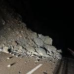 611676483 1313015387511815 1140406032596399156 n - Circulație îngreunată pe DN 57! Pietre căzute pe carosabil