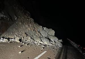 611676483 1313015387511815 1140406032596399156 n - Circulație îngreunată pe DN 57! Pietre căzute pe carosabil