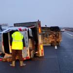 ac01ac75 ecaa 44e7 a52d 55e57ddaf349 - Accident pe A1! Mașină și platformă răsturnate
