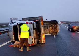 ac01ac75 ecaa 44e7 a52d 55e57ddaf349 - Accident pe A1! Mașină și platformă răsturnate