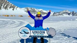 cats - Alpinistul român Adrian Ahriţculesei a cucerit cel mai înalt vârf din Antarctica