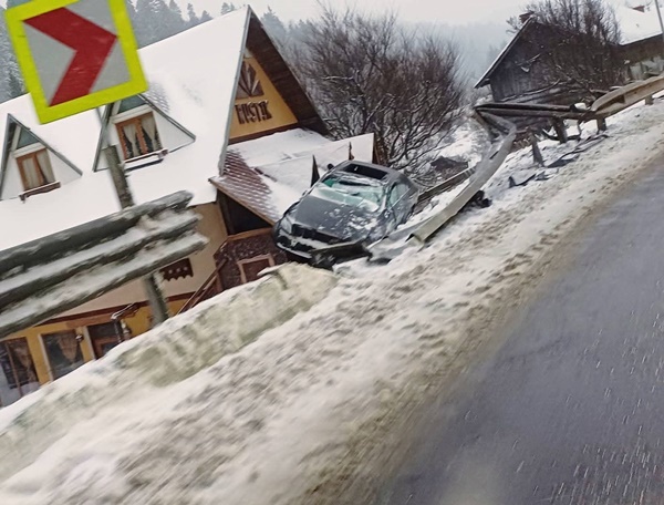 A ajuns cu mașina pe acoperișul unei pensiuni. Șoferul, un tânăr de 22 de ani, transportat la spital 1 2927ff5c f487 49b6 9ae0 596a0bcaa38d - A ajuns cu mașina pe acoperișul unei pensiuni. Șoferul, un tânăr de 22 de ani, transportat la spital