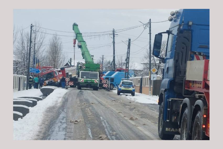 ARGEȘ. Mașină de pompieri răsturnată în timp ce se îndrepta spre un accident 1 autospeciala pompieri rasturnata