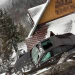 accident predeal - A ajuns cu mașina pe acoperișul unei pensiuni. Șoferul, un tânăr de 22 de ani, transportat la spital