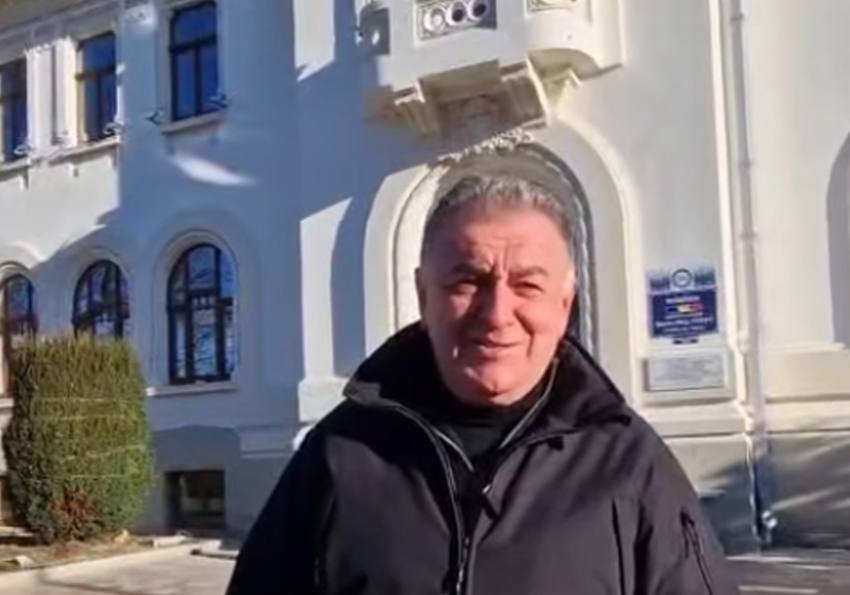 gentea la primarie 2 - Primarul Piteștiului, nemulțumit de noua fațadă a Primăriei: „Constructorul va reface finisajele exterioare ale clădirii”