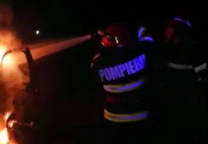incendiu auto noaptea random - Incendiu în Topoloveni! O mașină a luat foc