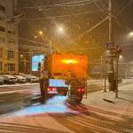 Piteștiul sub zăpadă: 16 utilaje și 250 de tone de material antiderapant, intervenție de la miezul nopții 10 Sursă foto: FB primăria Municipiului Pitești.