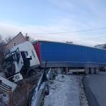 S-au trezit cu TIR-ul în curte 10 cats - S-au trezit cu TIR-ul în curte