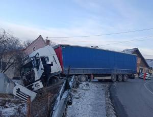 cats - S-au trezit cu TIR-ul în curte